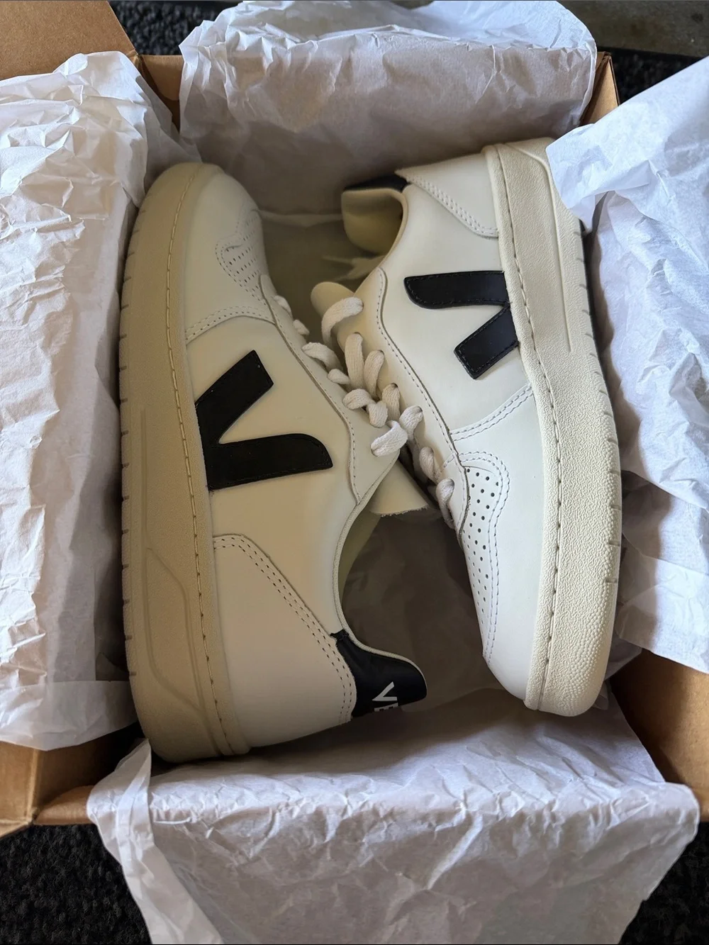 Veja V-10 leather sneakers - Picture 7 of 9